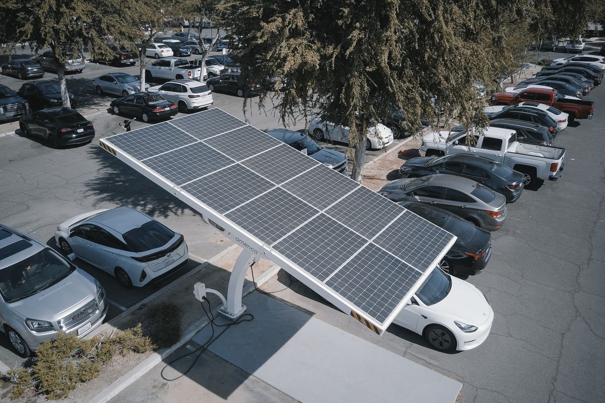 Recharger sa voiture électrique avec des panneaux solaires : guide complet