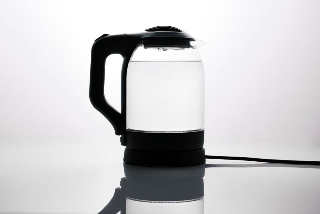 Eau chaude jaunâtre : origines et solutions rapides