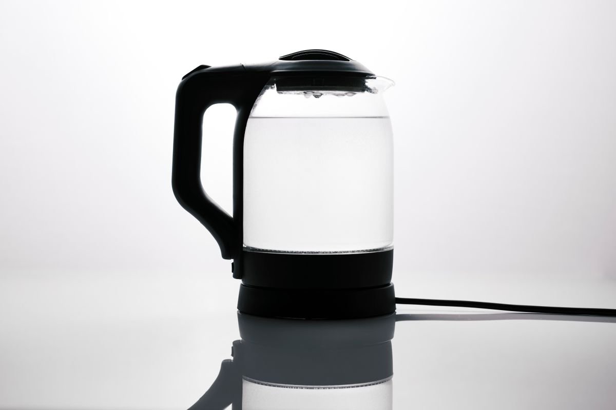 Eau chaude jaunâtre : origines et solutions rapides