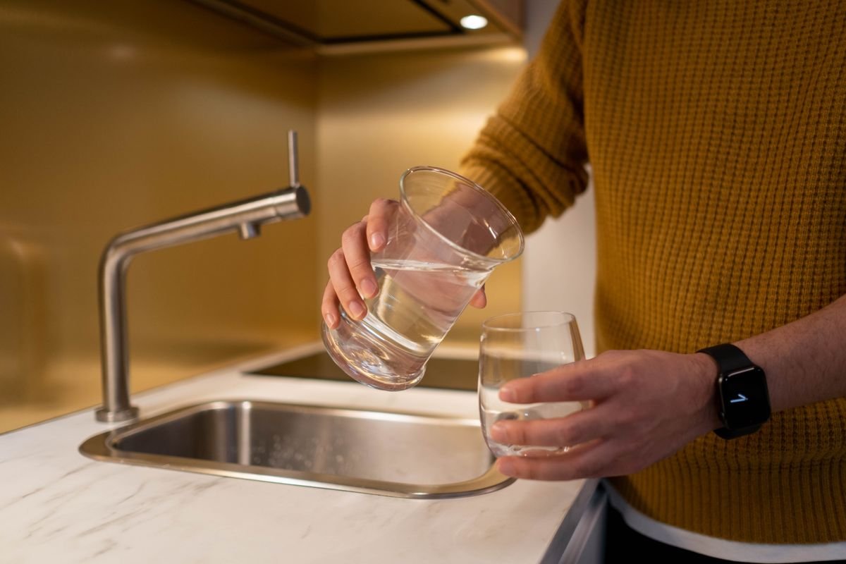 Eau jaune au robinet : est-ce dangereux pour la santé ?