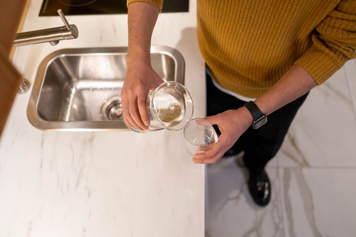 Eau marron au robinet : causes et que faire ?