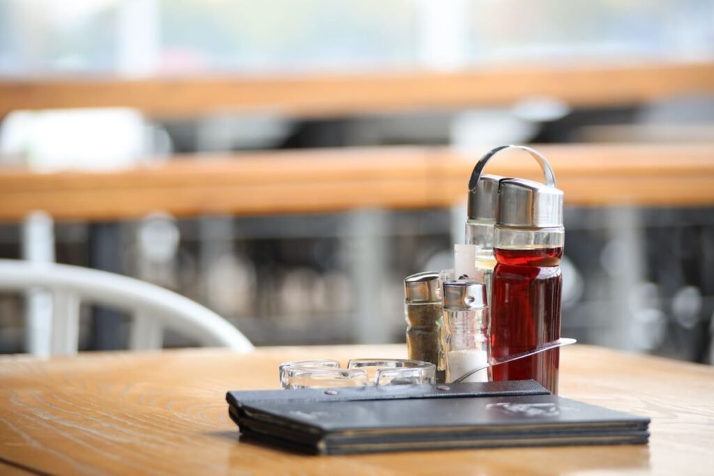 Vinaigre blanc et sel : dangers pour le sol et alternatives durables